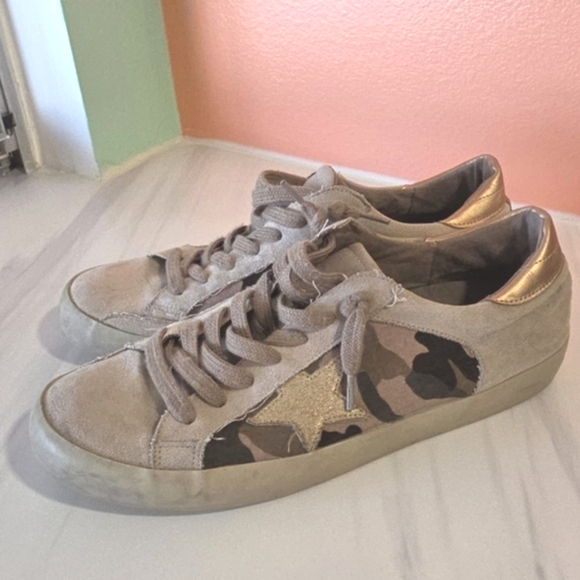 ShuShop 10 Paula Women's Sneakers Taupe Distressed Camo Star Retro Vibes - Picture 1 of 13